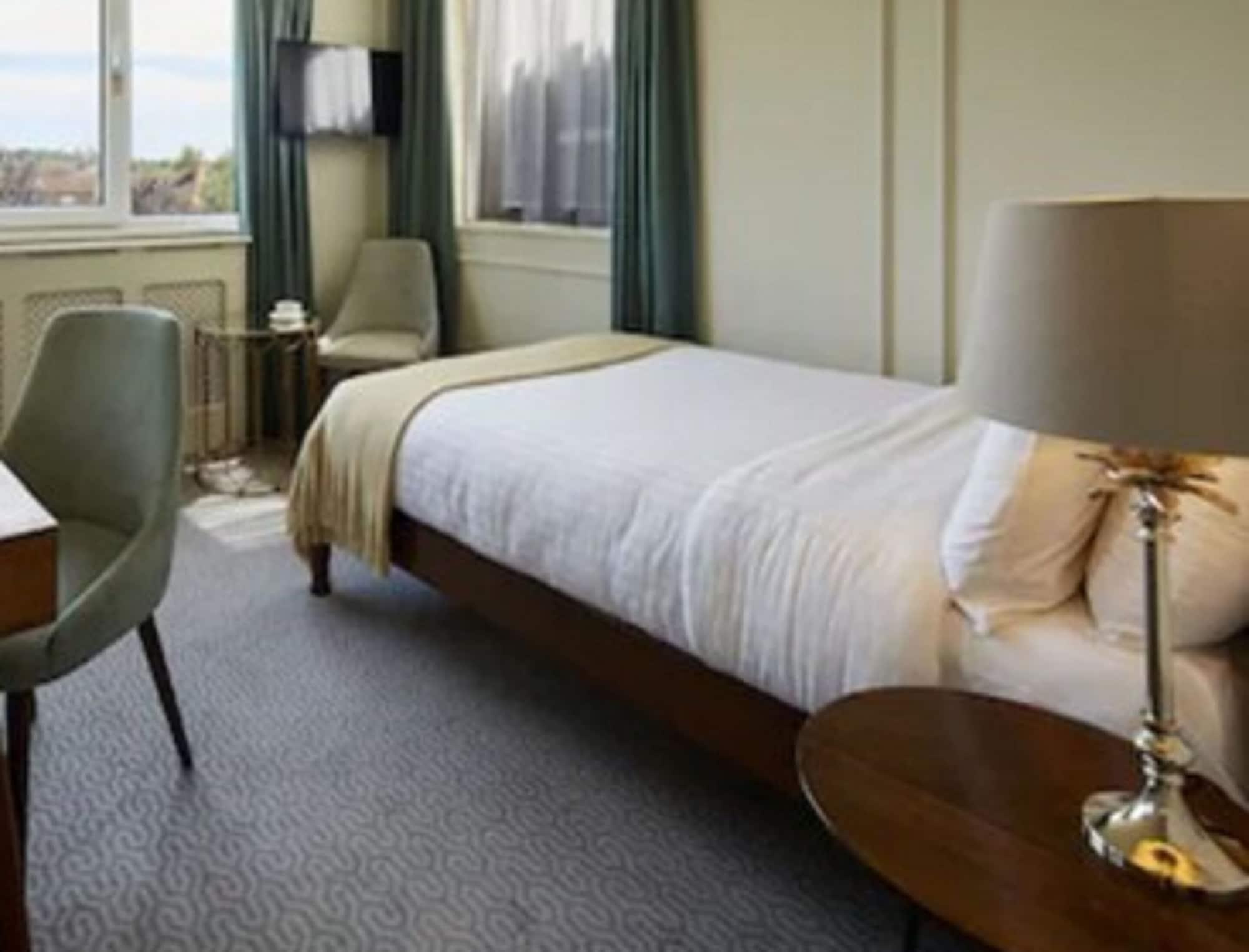 Hotel Cromwell Stevenage Bagian luar foto
